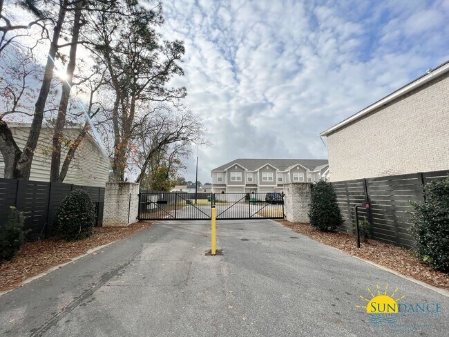 Building Photo - Custom Fort Walton Beach Townhouse in Gated Community!