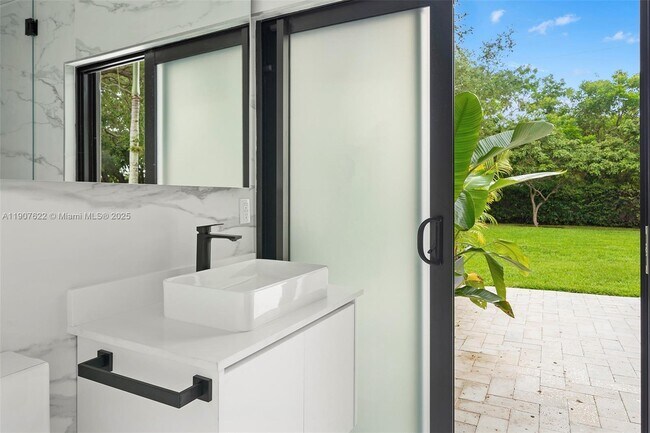 Building Photo - 15121 SW 69th Ct