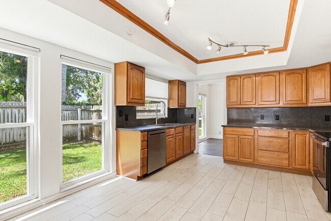 Building Photo - 6 Baywood Dr