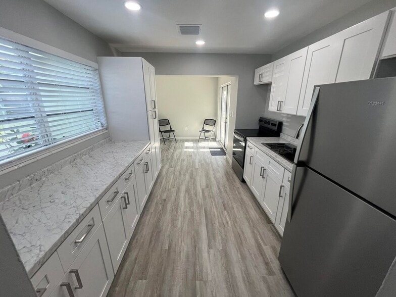 Building Photo - 9109 Bamboo Dr
