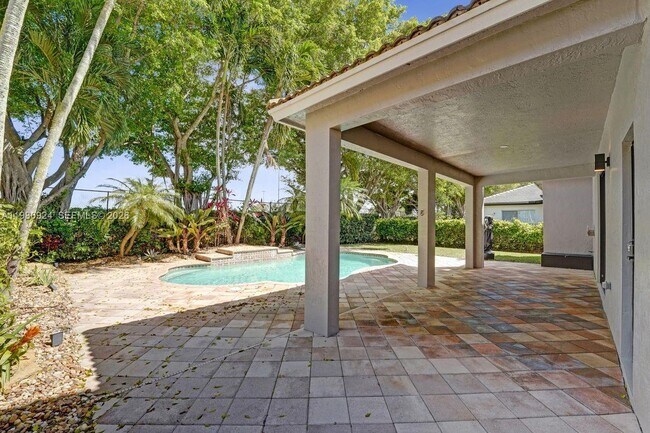 Building Photo - 4100 E Gardenia Ave