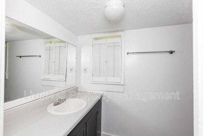 Building Photo - 2427 30th St SW