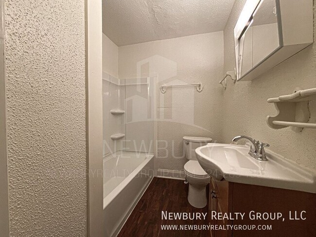 Building Photo - 39 Hickory St