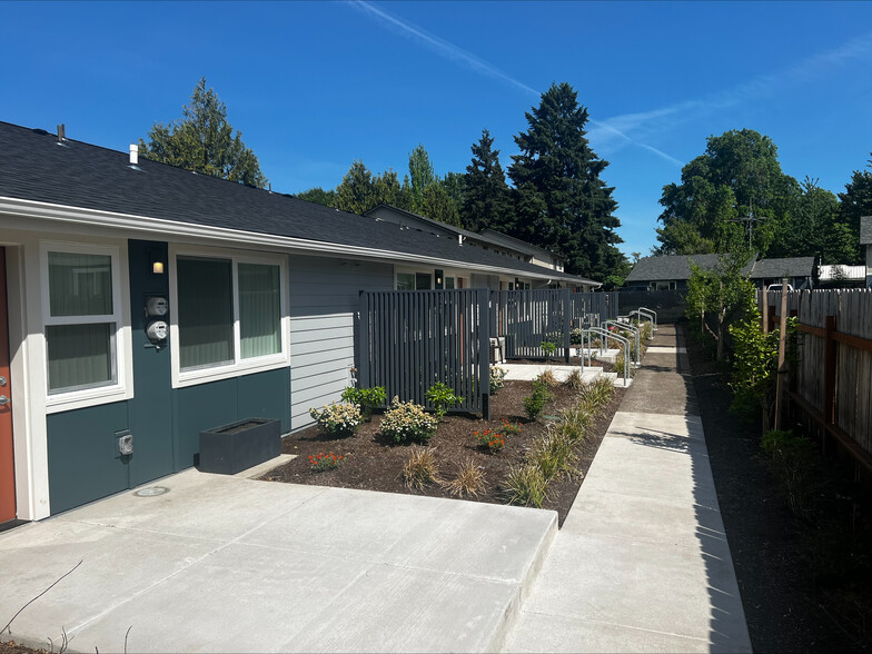 Building Photo - 643 Manbrin Dr NE