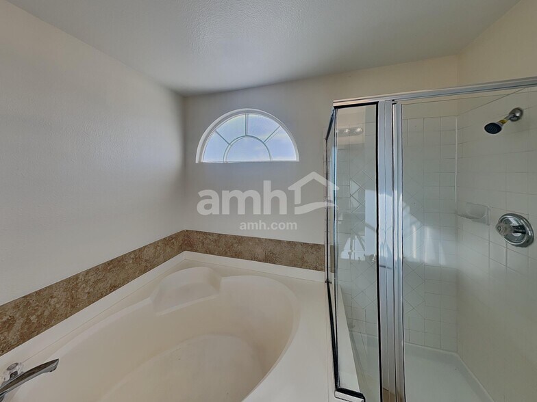 Building Photo - 1951 Silver Whisper Ave