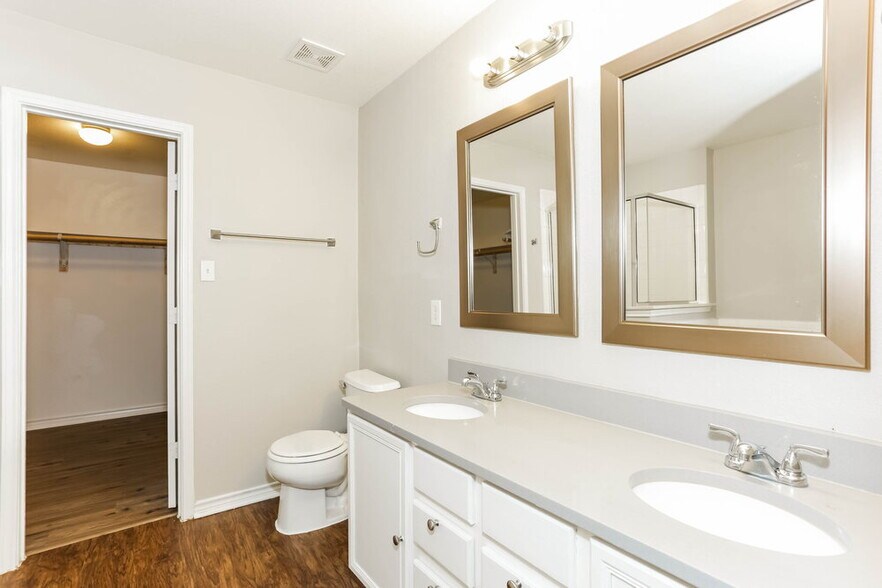 Building Photo - 7953 Meadow Spring Ln