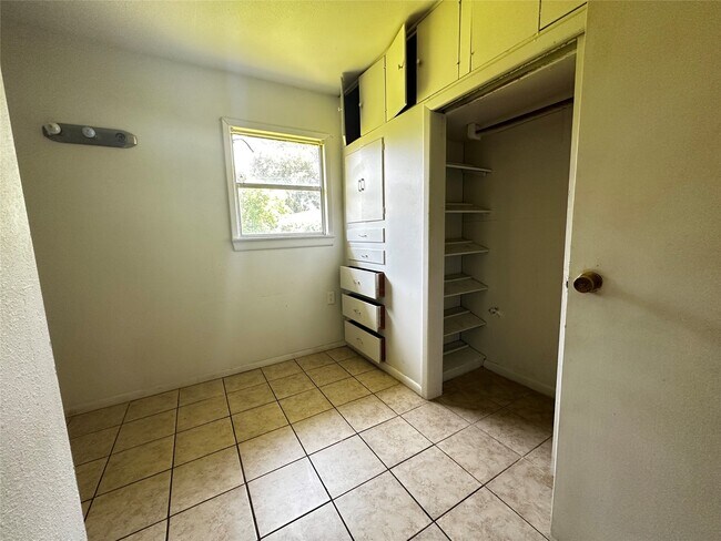 Building Photo - 5210 Stuyvesant Ln