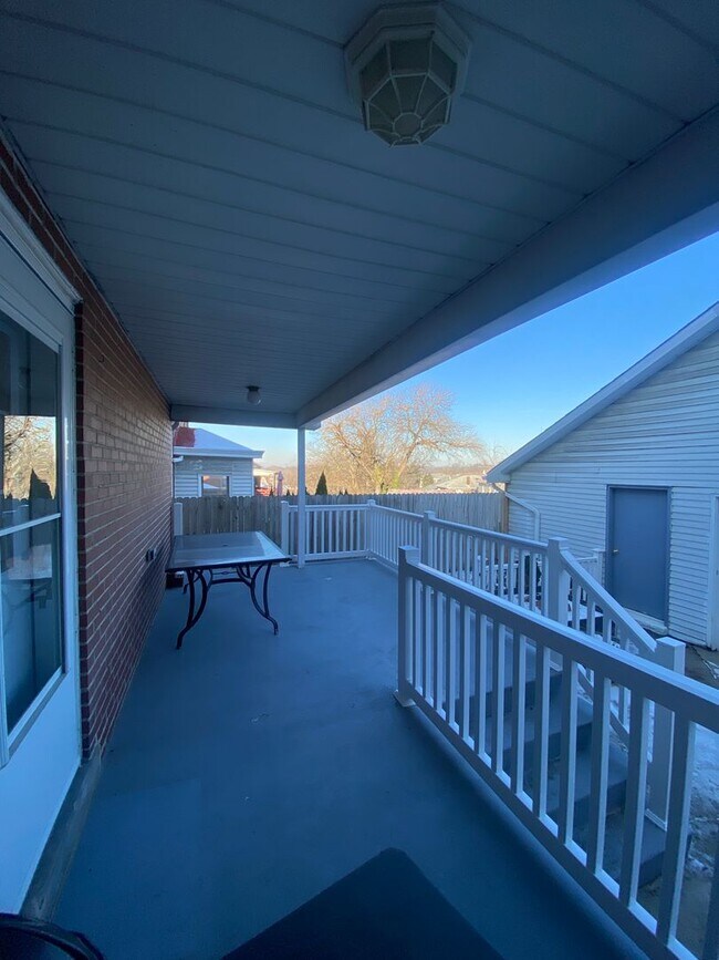 Building Photo - 4 Bedroom/ 2 Bathroom House in Dormont Available 7/1/2026