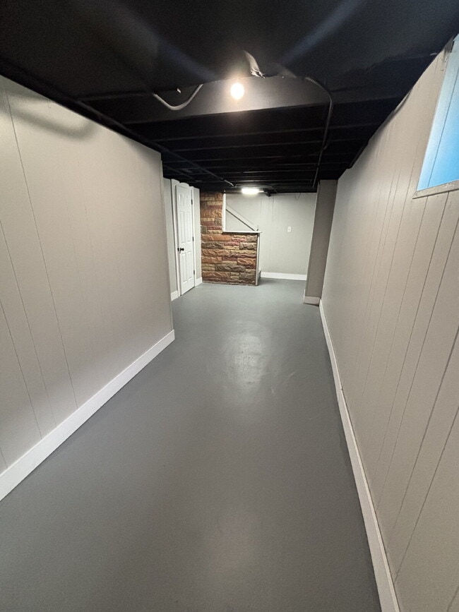 Building Photo - Cozy 4-bed house in Gary!