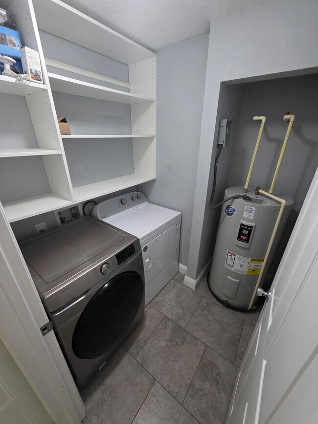 Building Photo - Beautiful Home near Busch Gardens!