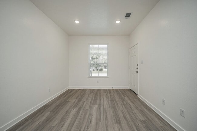 Building Photo - 1606 W 5th St