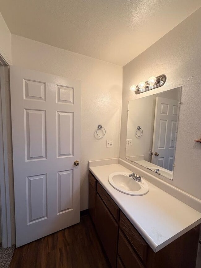 Building Photo - Well maintained home in convenient location w/seasonal landscaping incl.