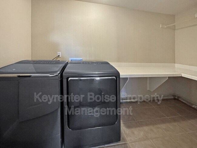 Building Photo - 2035 S Travertine Way