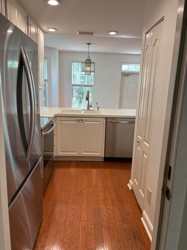 Building Photo - 140 Day Lily Dr