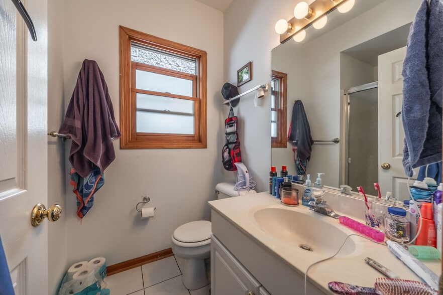 Building Photo - 1351 N Wolcott Ave