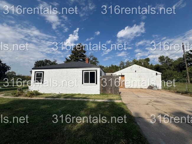 Primary Photo - $1095 - 3 bed 1 bath - newly remodeled - S...