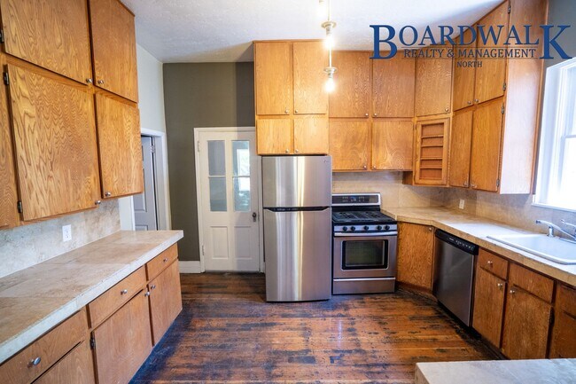Building Photo - 4 Bedroom Victorian Single Family Home
