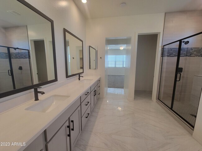 Building Photo - 240 E Shamrock Dr