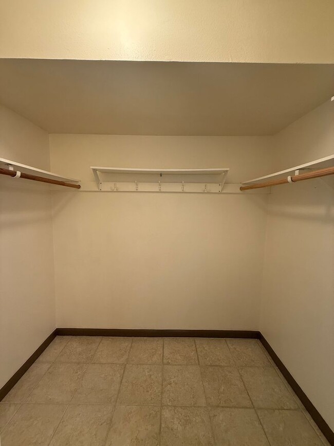 Building Photo - 3 bed 2 bath home available now!