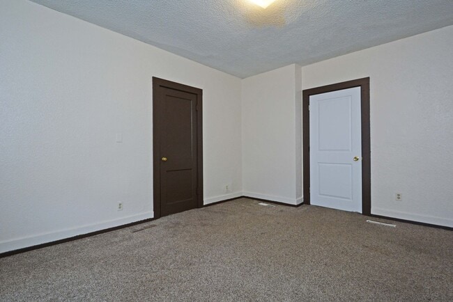 Building Photo - Spacious 3-Bed 1-Bath Unit in Hastings - Available Now!
