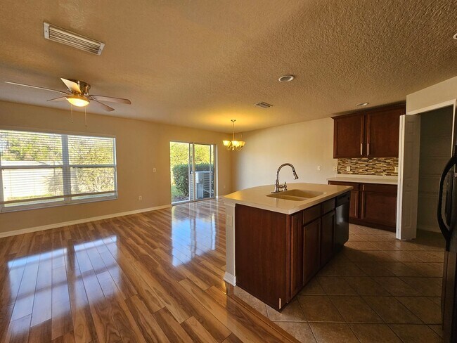 Building Photo - Seven Oaks 2/2.5 Townhouse