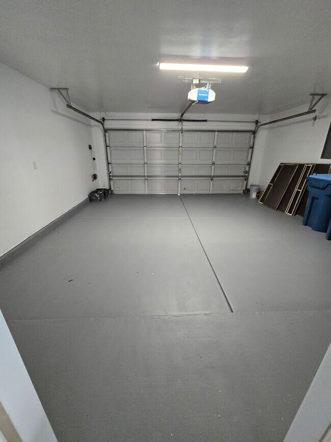 Building Photo - Fully Remodeled 3 bedroom Stallion Mountai...