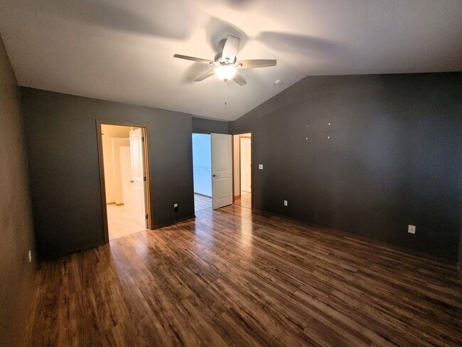 Building Photo - Spacious 3 Bedroom Home with Garage