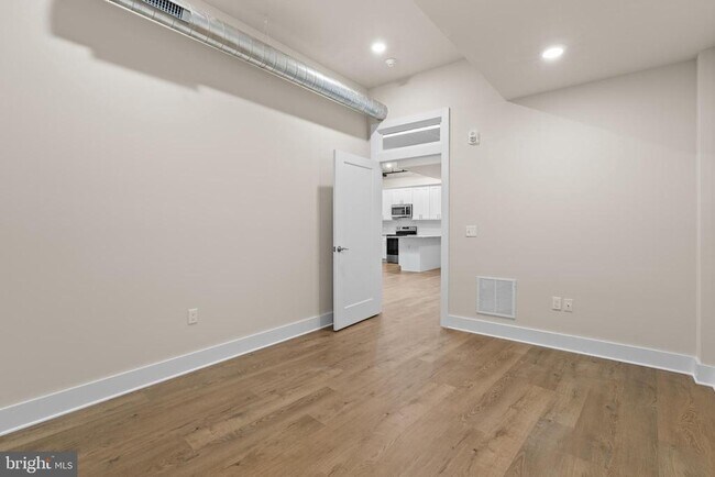 Building Photo - 30 W Broad St