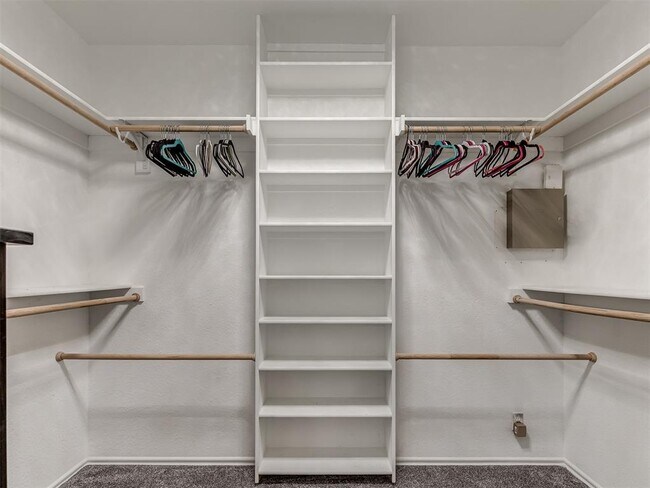 Building Photo - 6162 N Brookline Ave