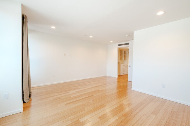 Building Photo - 1220 N Orange Grove Ave