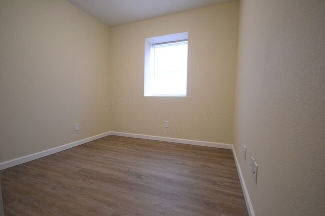 Building Photo - Spacious 3 Bed, 1.5 Bath Fourplex Unit in Buffalo, MO