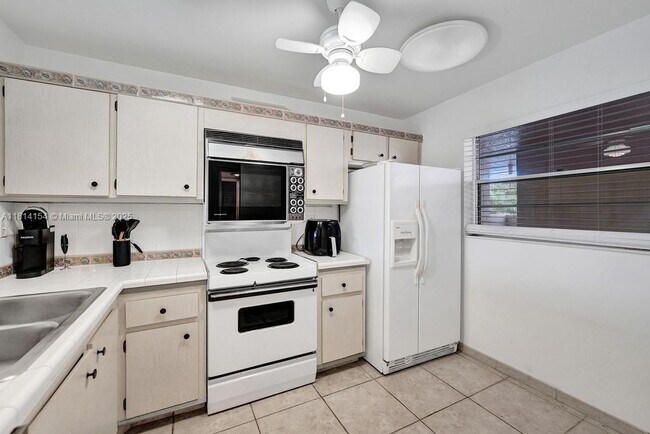 Building Photo - 1911 Sabal Palm Dr