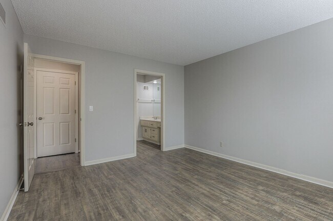 Building Photo - {11409} Updated Duplex in Fantastic Location + Two Car Garage + Main Level Master + Covered Deck