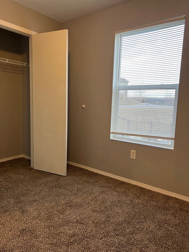 Building Photo - 3 bedroom/2 bath condo unit