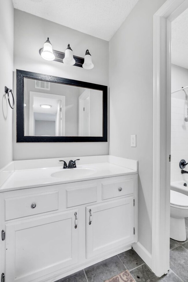 Building Photo - Bellemeade Highlands Condo