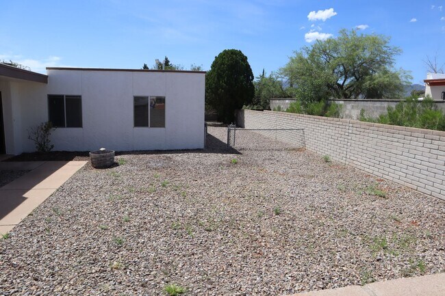 Building Photo - NEW A/C, Freshly Painted Inside and Outsid...