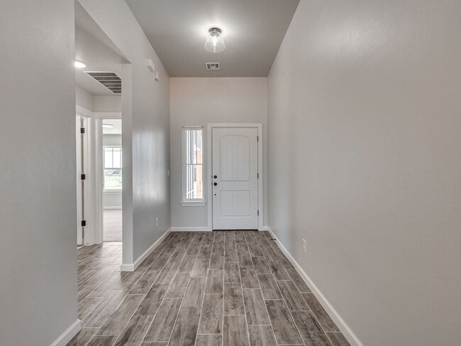 Building Photo - Newer Home available Mid-August 2026- Mustang Park- Storm Shelter