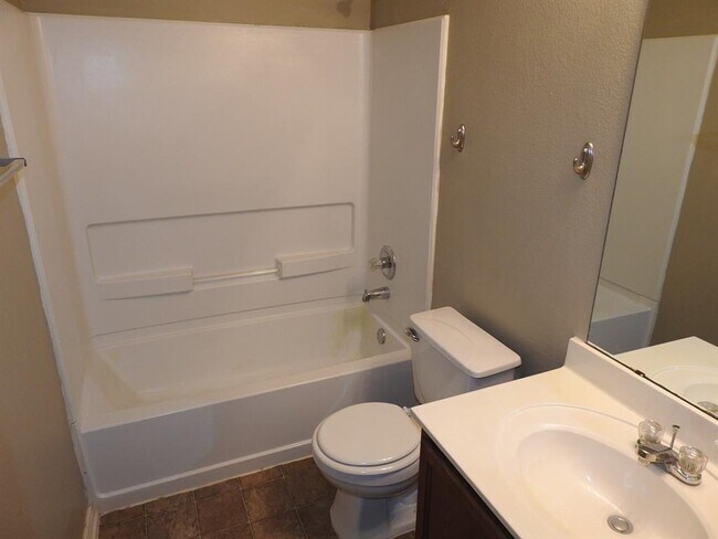 Building Photo - 571 New Country Rd