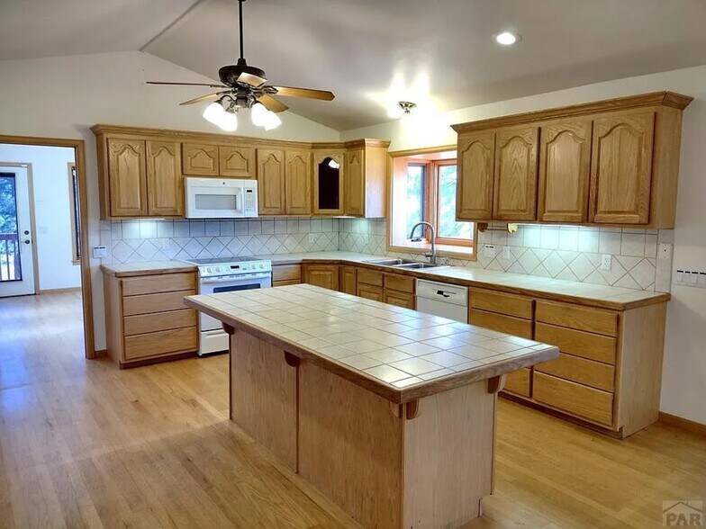 Building Photo - 8120 Table Mountain Rd