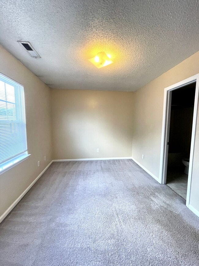 Building Photo - Minutes to Camp Lejeune! Pets with Owner Approval!