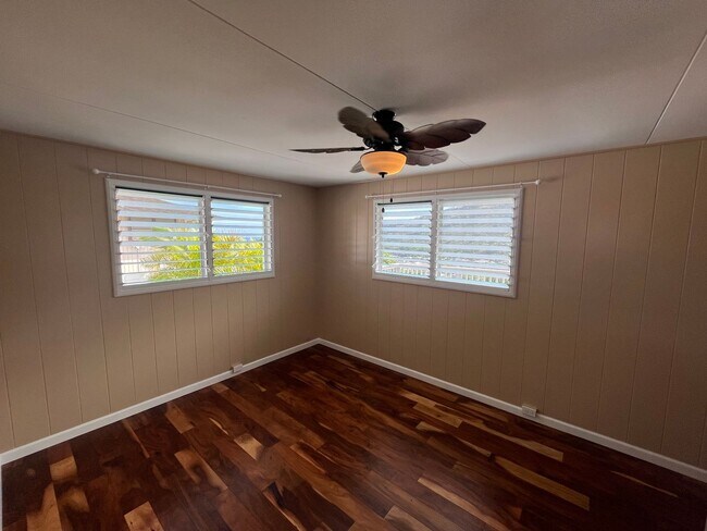 Building Photo - Renovated 6 Bedroom, 3.5 Bath Home with 2 Garages in Aina Haina