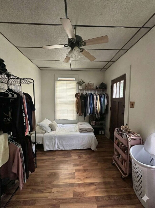 Building Photo - 3 Bedroom, 1 Bathroom Home with Off Street Parking & Central Air