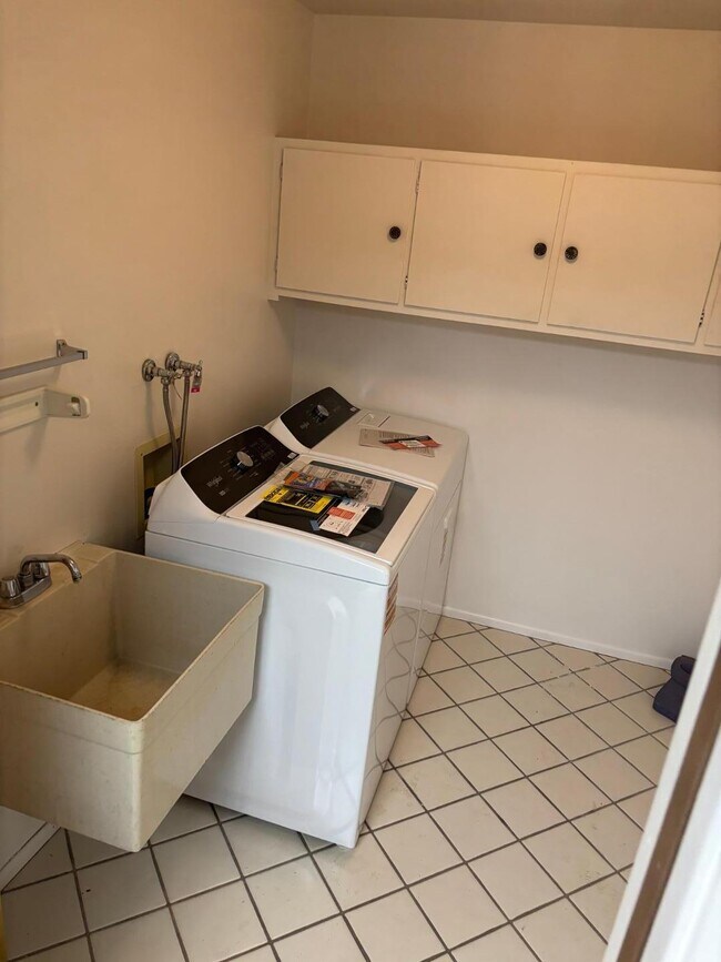 Building Photo - 4218 E Crescent Ave