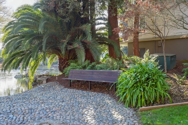 Building Photo - 1 Bed / 1 Bath pet friendly condo with parking in beautiful San Mateo. YouTube Tour!