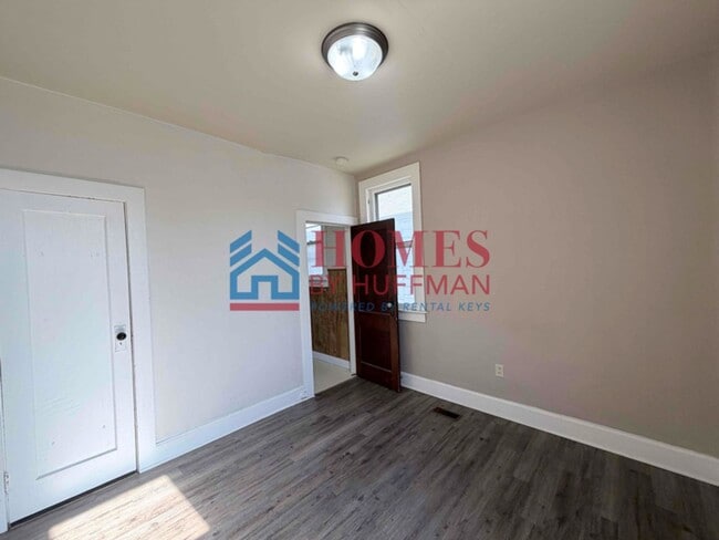 Building Photo - Two Bedroom House | Move in Ready!