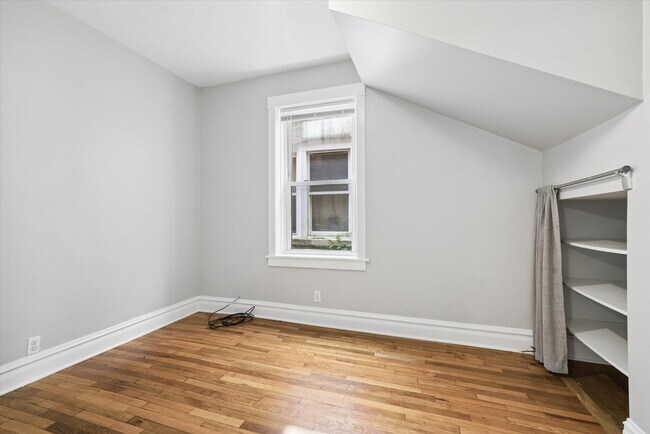 Building Photo - 5147 W Cullom Ave