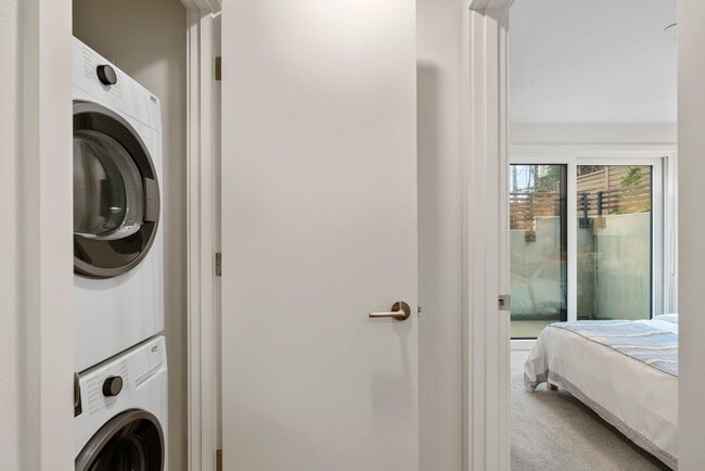 Building Photo - Beautiful Eastlake Condo