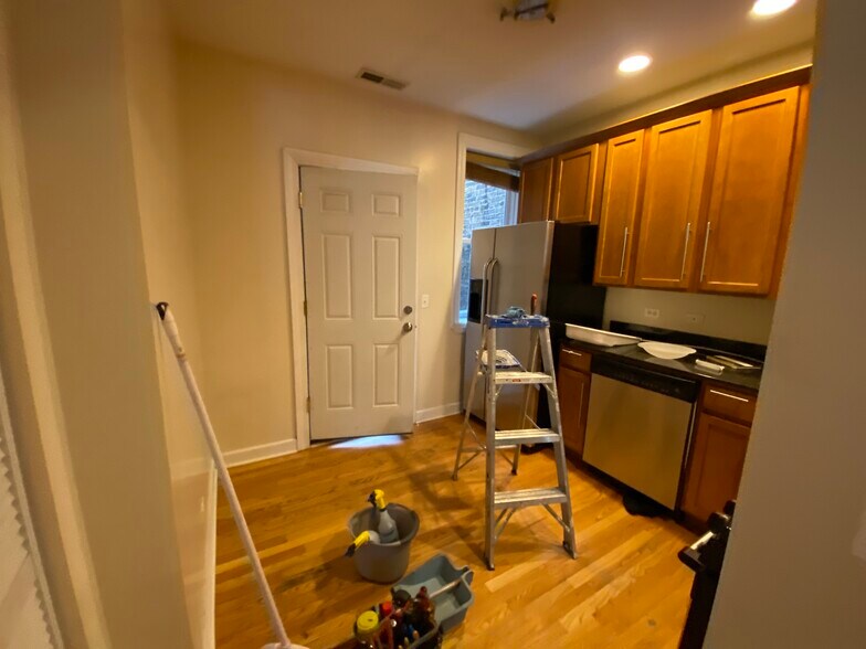 Building Photo - 3246 N Clifton Ave