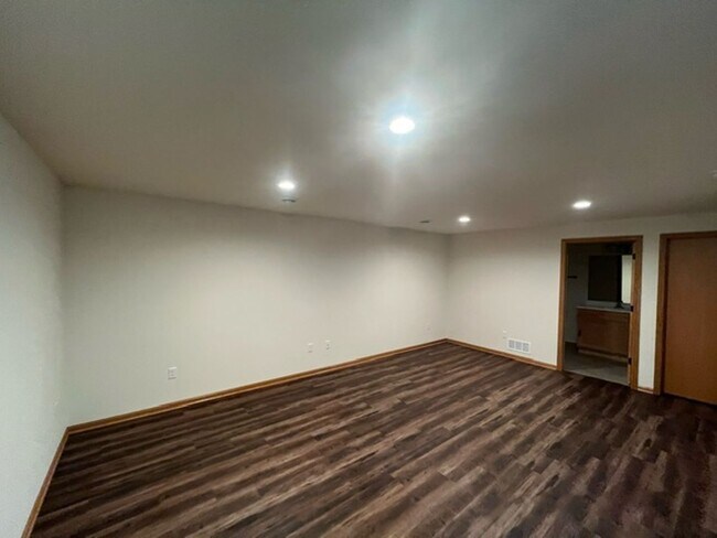 Building Photo - 519
