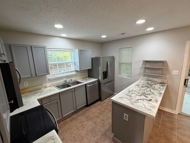 Building Photo - Beautiful 3-bedroom, 2.5-bathroom townhome